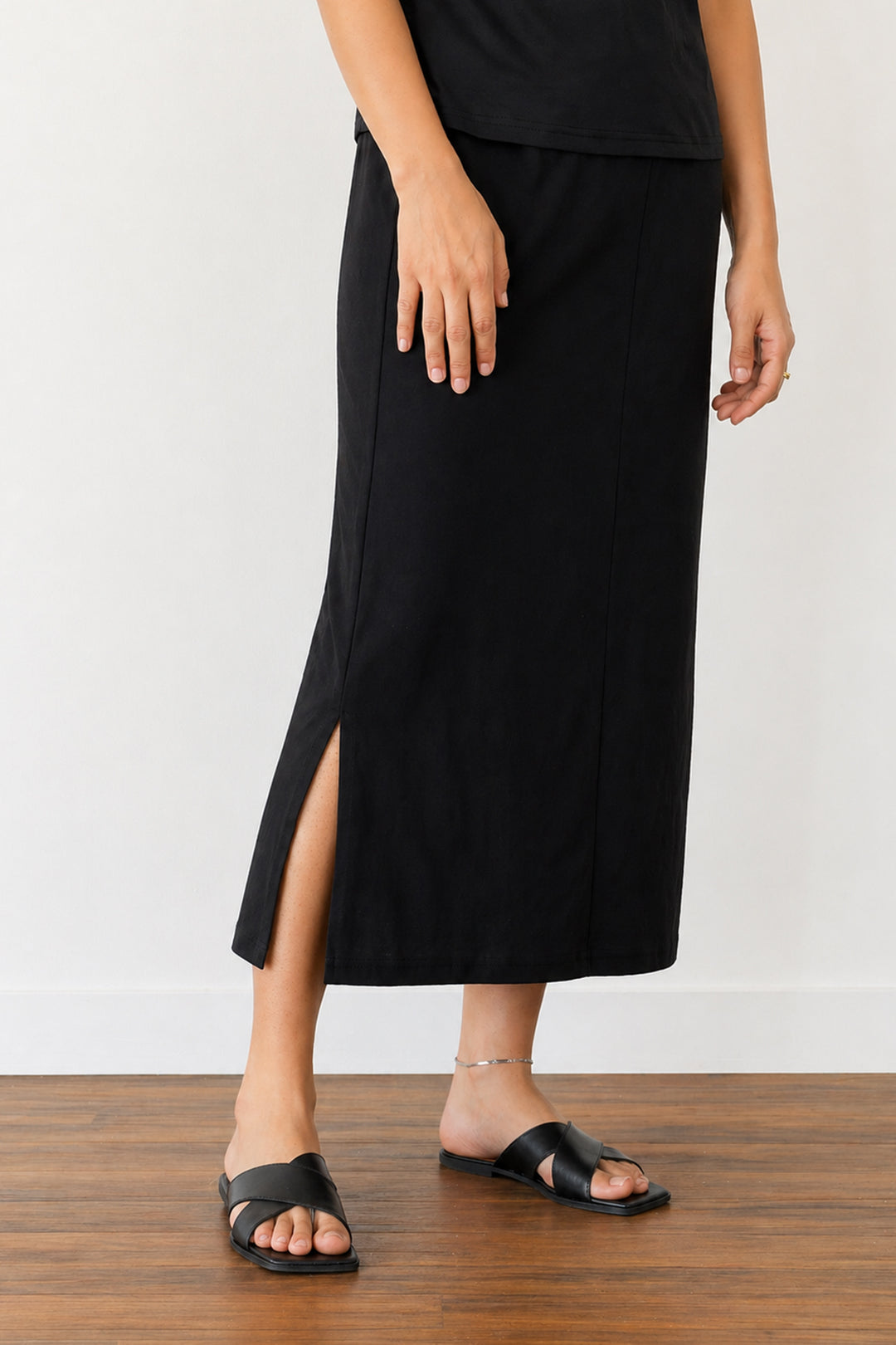 BLACK STRAIGHT SKIRT